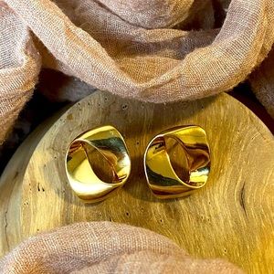 Lady Remington LR Signed Gold Tone Vintage Earrings.